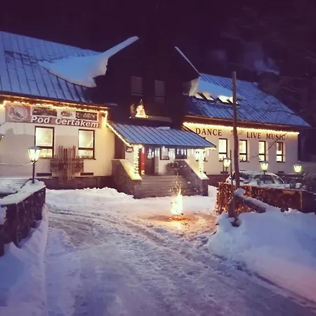 & Restaurant Pod Certakem 招待所 哈拉霍夫