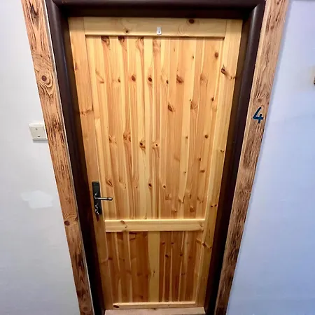 & Restaurant Pod Certakem 哈拉霍夫